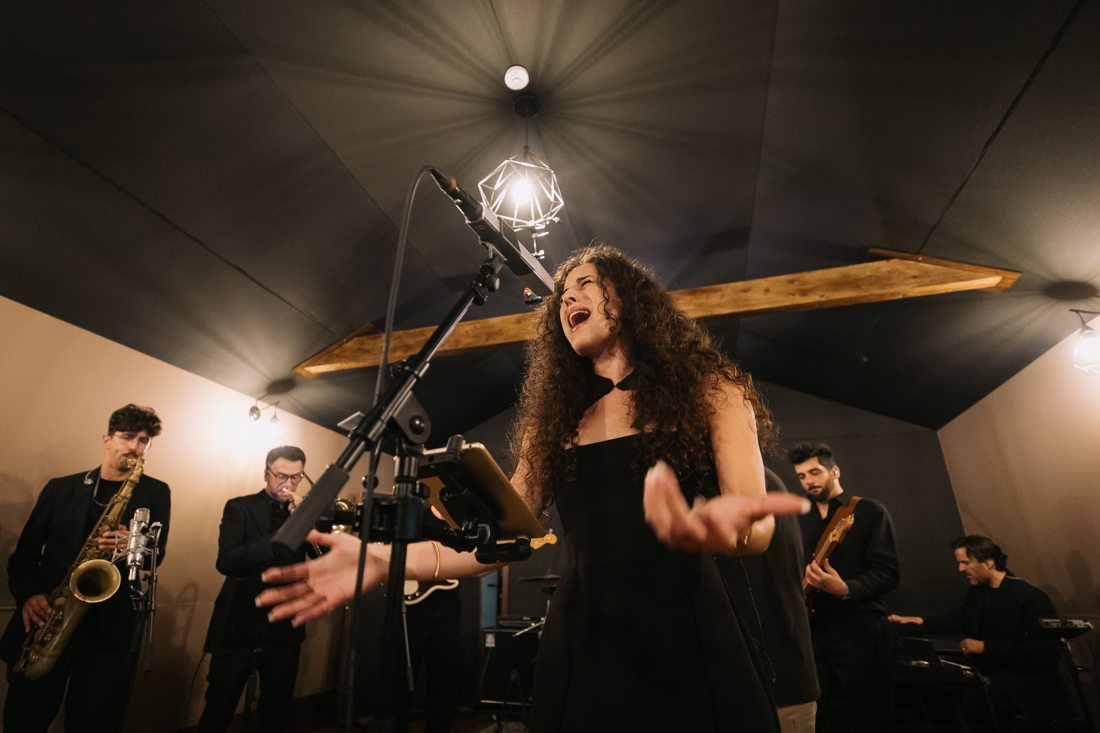 Vocalista da Gala Grooves em atuação
