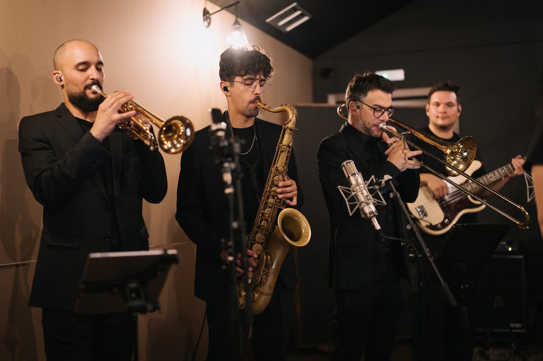 Secção de metais da Gala Grooves em atuação